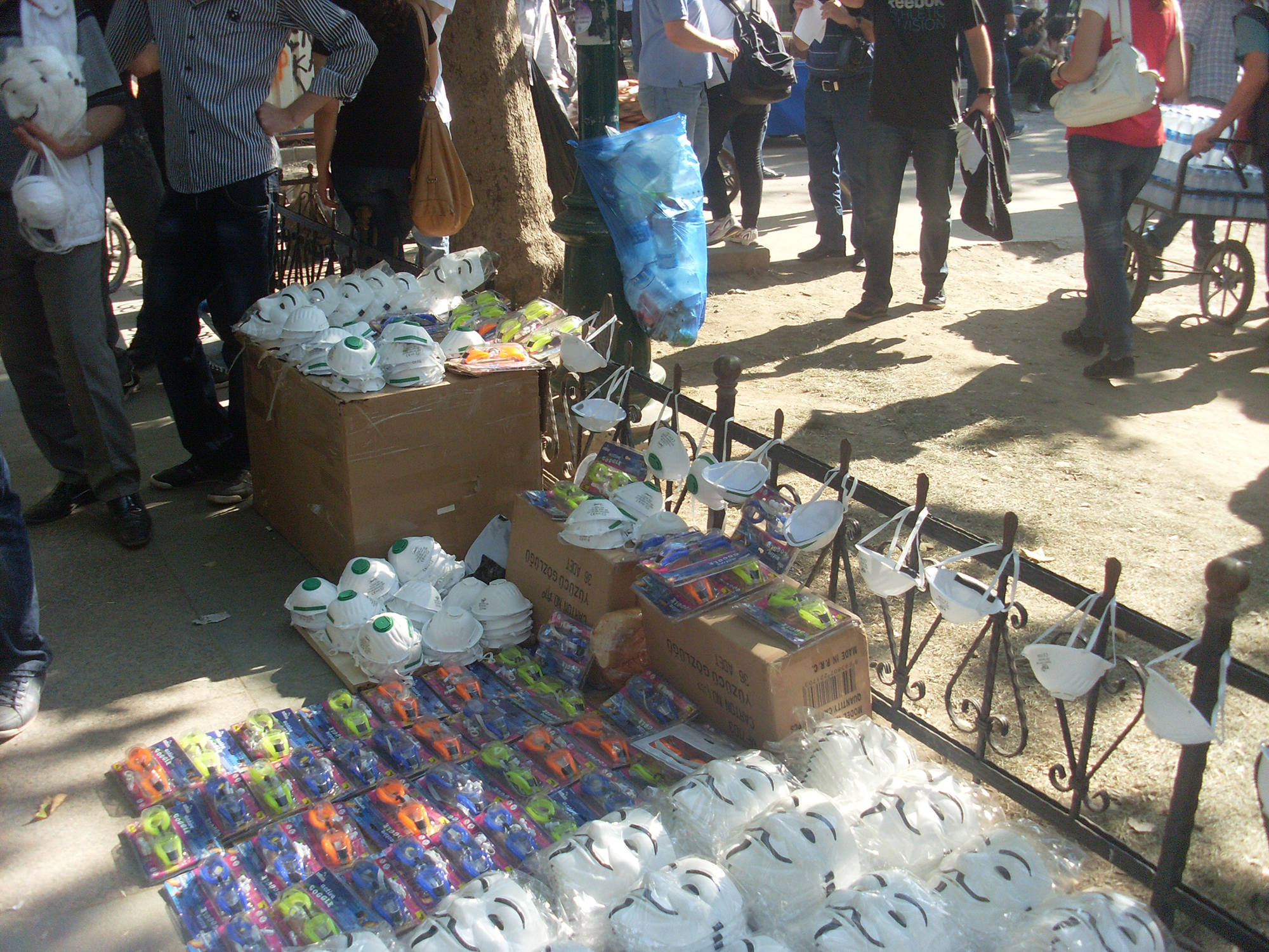 Seller of gas masks and goggles at Taksim Gezi Park on 4th June 2013. Source: VikiPicture (Wikimedia Commons CC BY-SA)